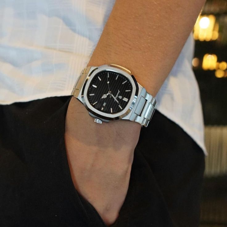 Relógio Masculino Nautilus preto no braço