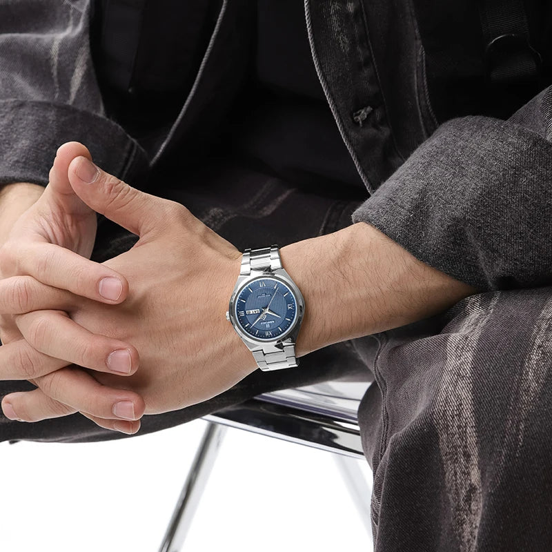 Relógio Masculino Sullivan azul no braço