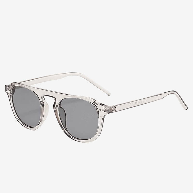 Óculos de sol masculino com armação cinza, com lente cinza e arredondado, em um fundo cinza 
