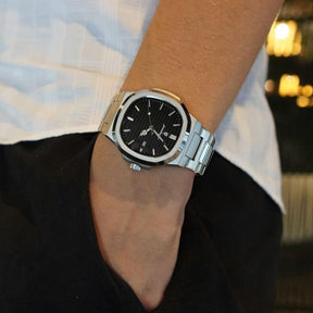 Relógio Masculino Nautilus preto no braço